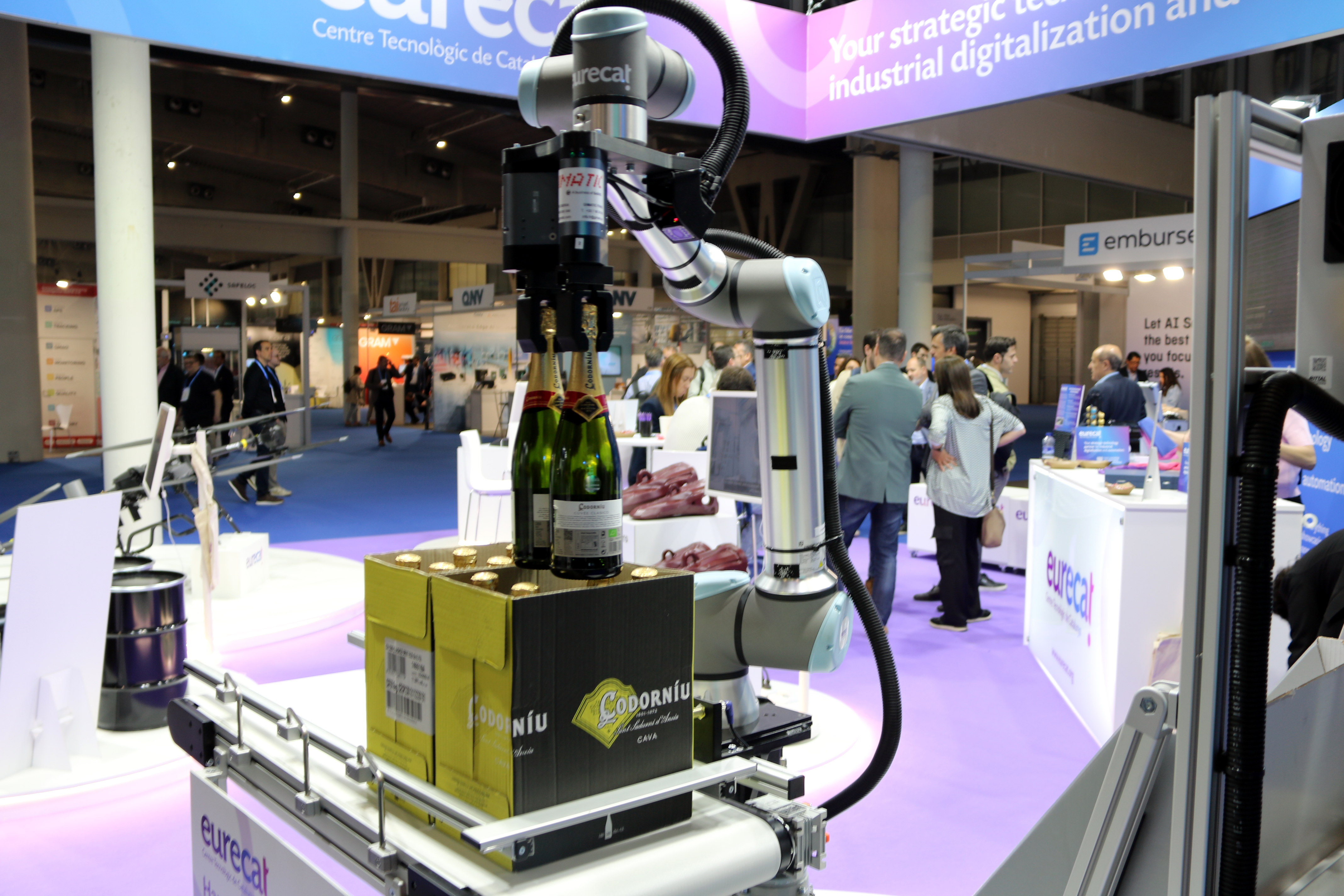 Robotic arm for the ‘delicate’ handling of cava bottles at the Eurecat booth