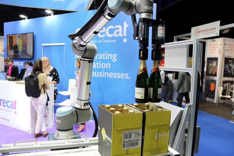 Robotic arm for the ‘delicate’ handling of cava bottles at the Eurecat booth
