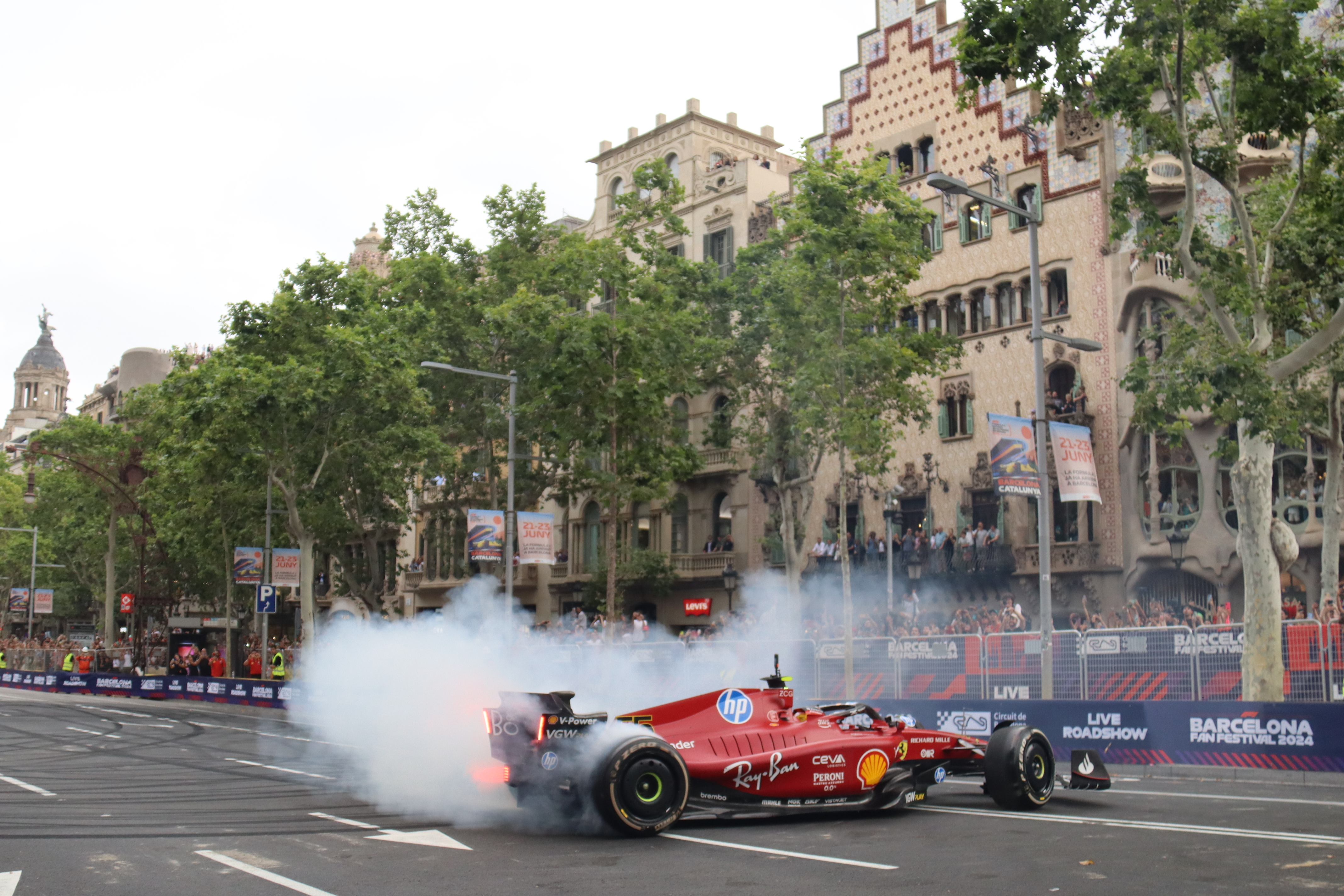 El monoplaça de Ferrari conduit per Carlos Sainz al Road Show de la Formula 1 davant de la Casa Batlló del Passeig de Gràcia