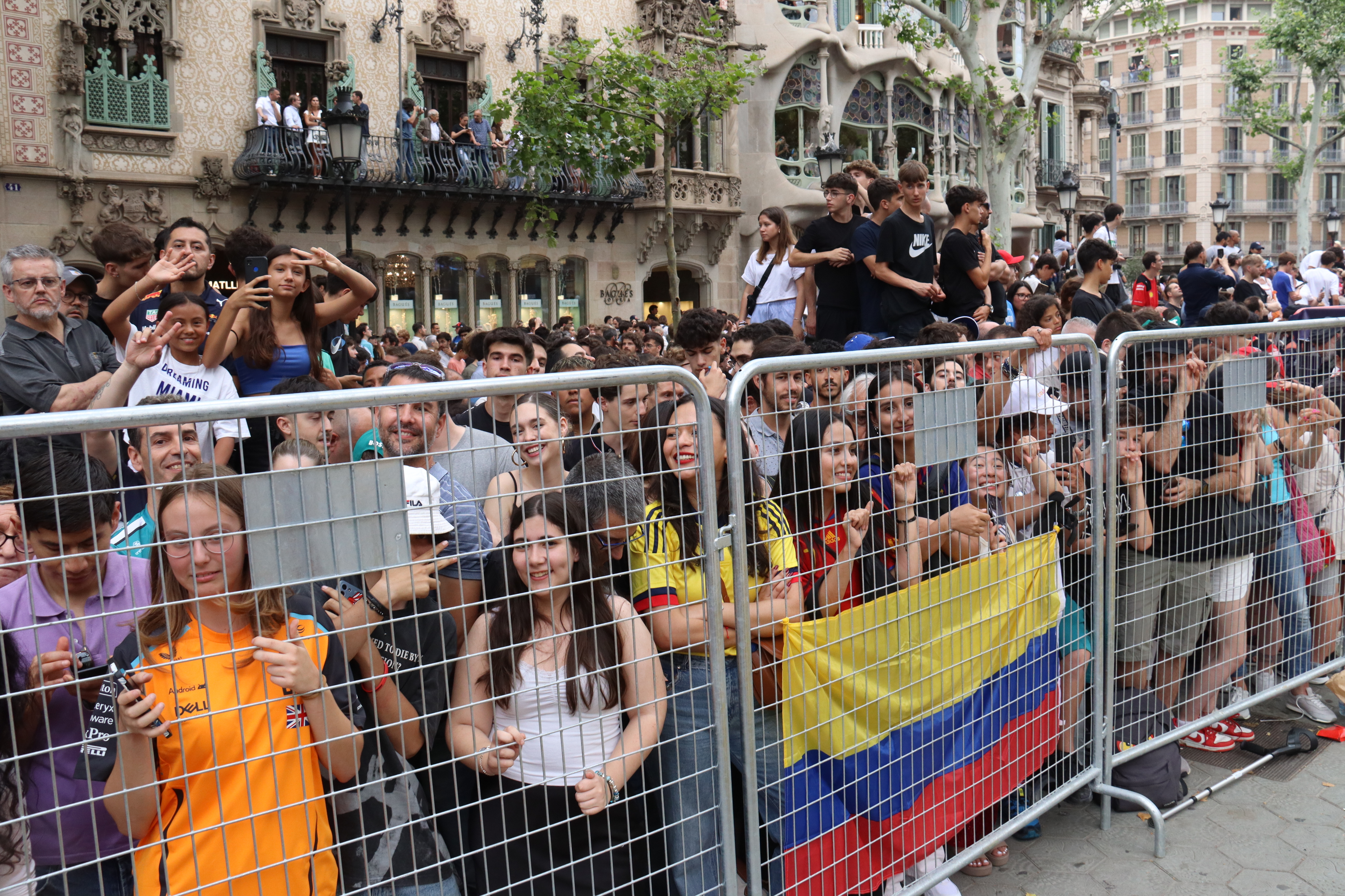 Públic per veure el Road Show de la Formula 1 al Passeig de Gràcia de Barcelona