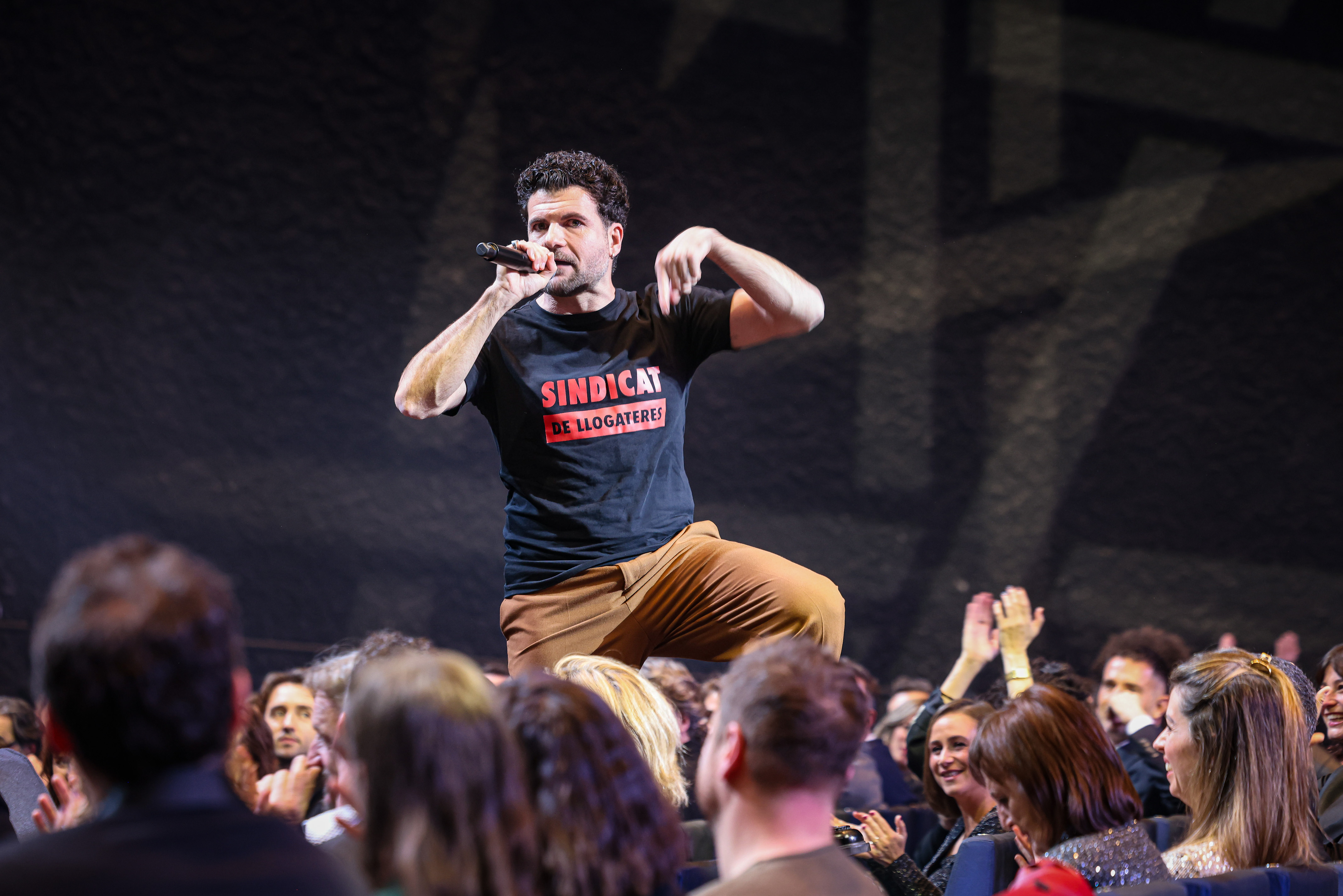 Actor Pep Ambrós with a T-shirt of the Tenants' Union during the 2025 Gaudí Awards