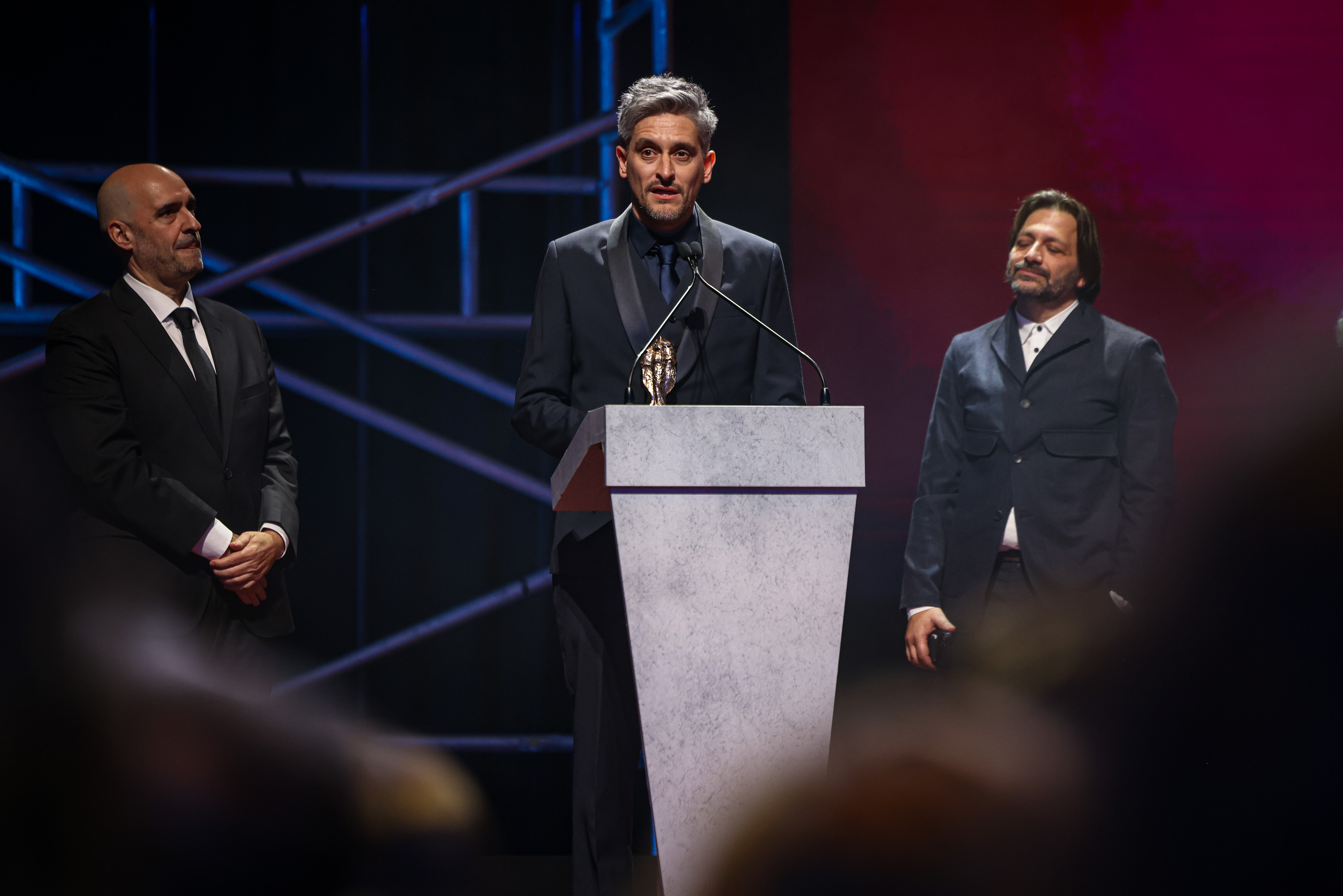 The director of El 47, Marcel Barrena, receives a Gaudí Award