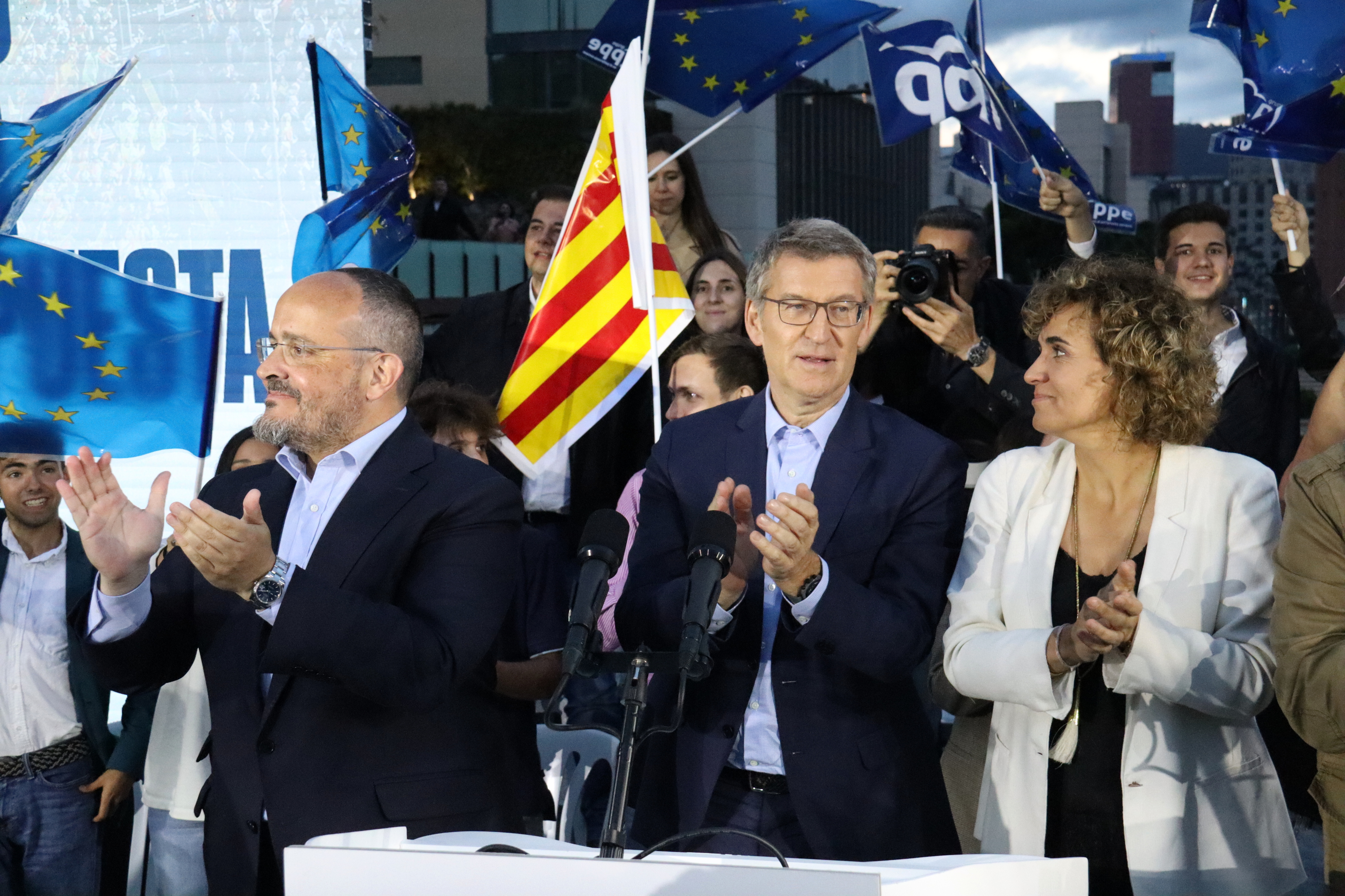 People's Party president Alberto Núñez Feijóo (center) with the party's leader in Catalonia Alejandro Fernández (left) and the party's candidate in the EU elections Dolors Montserrat