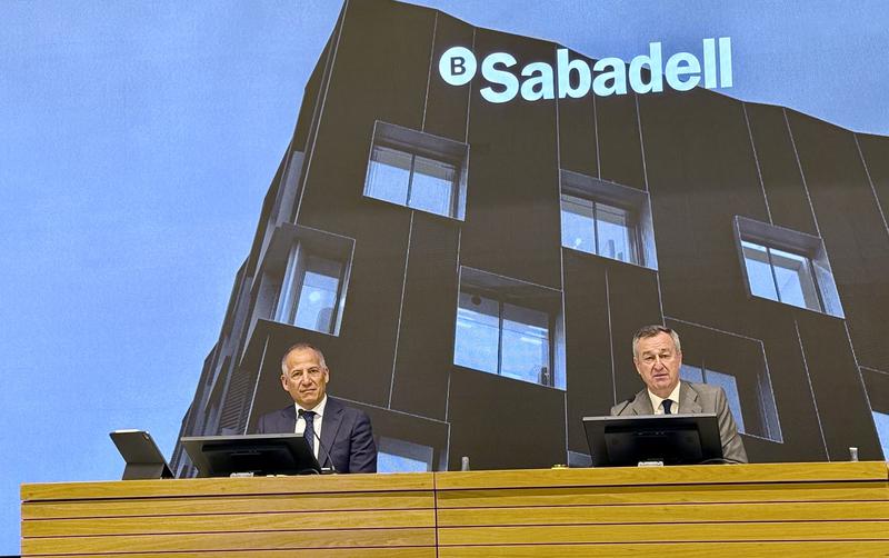Banc Sabadell's CEO César González-Bueno and CFO Sergio Palavecino during a press conference in Sant Cugat on July 2, 2025