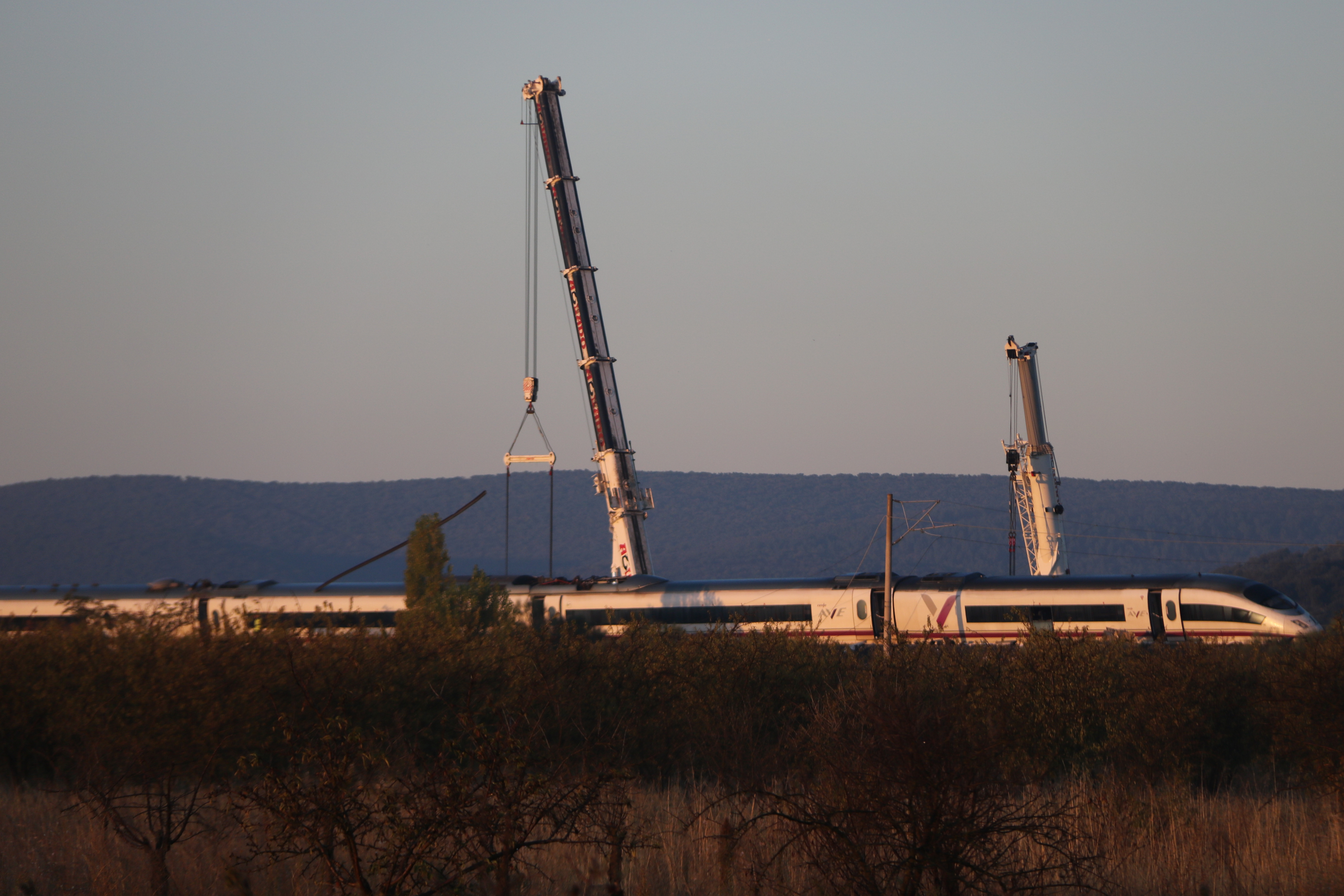 Cranes at the site of the train accident in Urda (Toledo) this Thursday morning