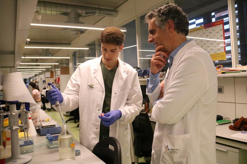 Researchers Manel Esteller and Eloy Santos, in a laboratory at the Sant Pau Research Institute.