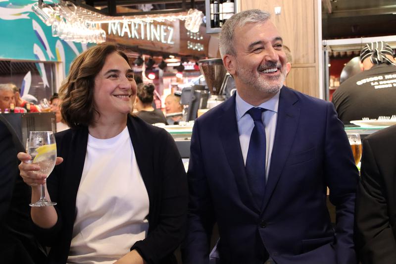 Barcelona en Comú candidate Ada Colau and PSC frontrunner Jaume Collboni in La Boqueria market on May 5, 2023