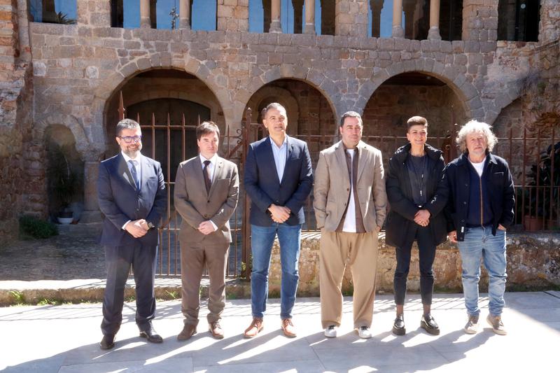 Foto de família de la presentació del 64è festival de la Porta Ferrada