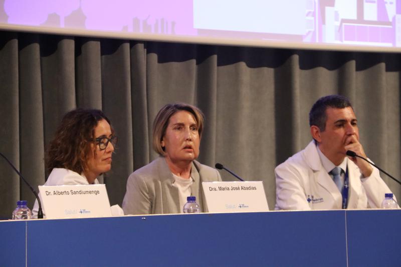 Carme, who received a face transplant from a donor who died through euthanasia, with the healthcare professionals from Vall d'Hebron