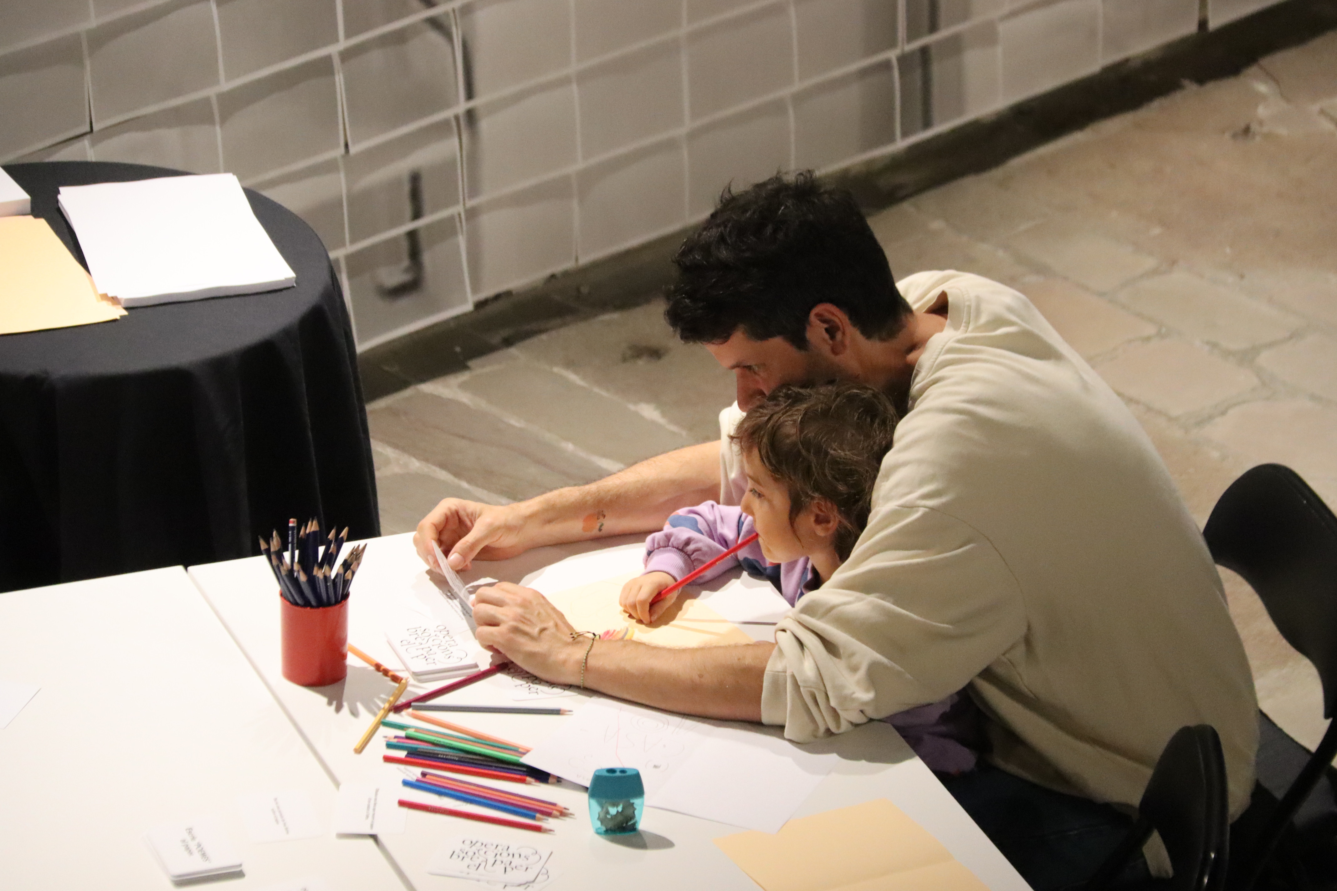 A father with his daughter at the Barcelona Dibuixa activity at the Fundació Joan Brossa