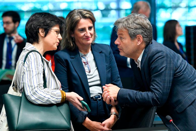 Belgium’s Minister of Energy, Tinne Van der Straeten; the third vice-president of the Spanish government, Teresa Ribera, and the German Minister for Climate Action, Robert Habeck