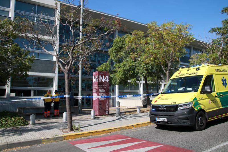 Emergency medical staff in front of the Faculty of Chemistry of the Rovira i Virgili University after the explosion in one of the chemistry laboratories