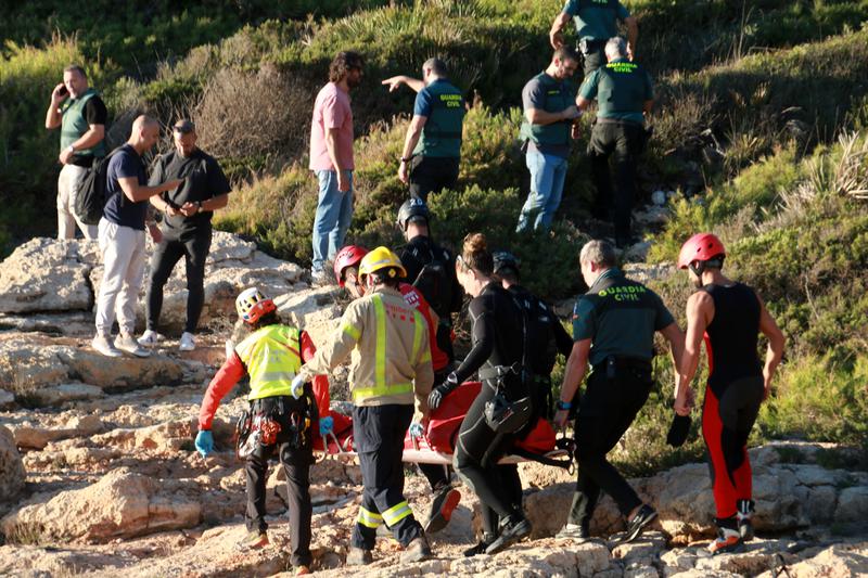 Emergency services recovering the body of a man who had been missing at sea in Cala de la Roca Plana, Tarragona