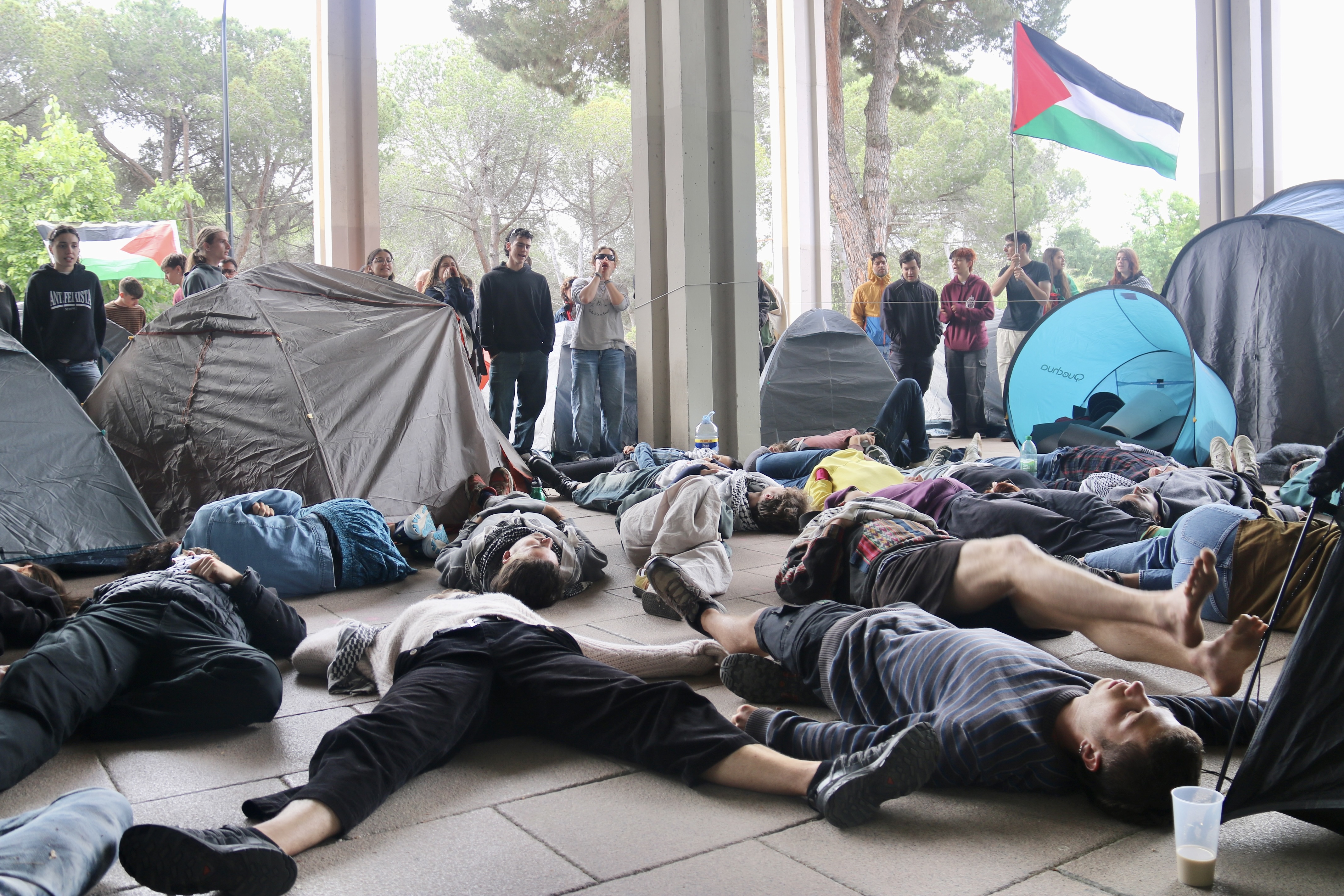 Protesta davant del Rectorat de la UAB.