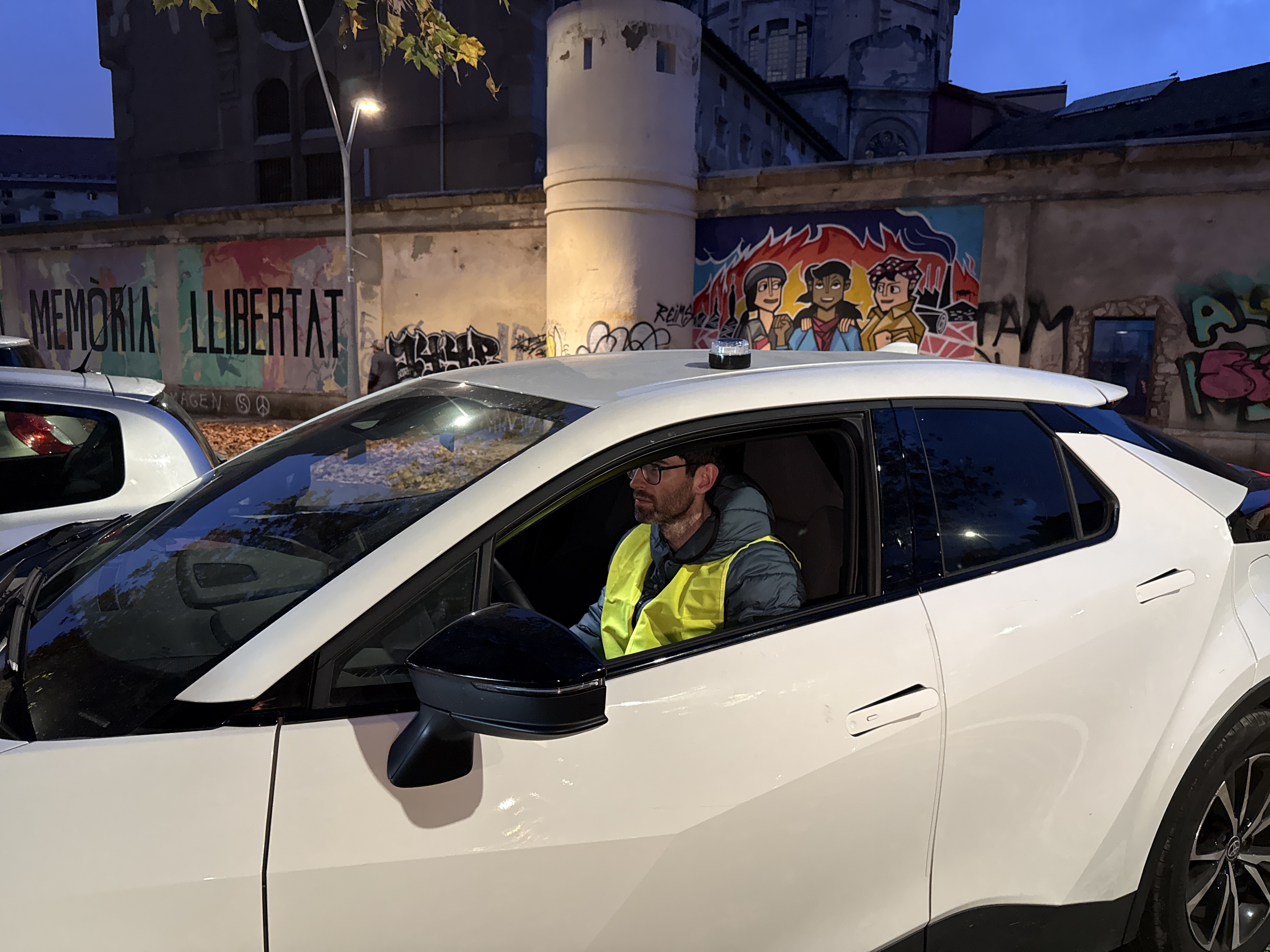 A car with a V16 light on the roof