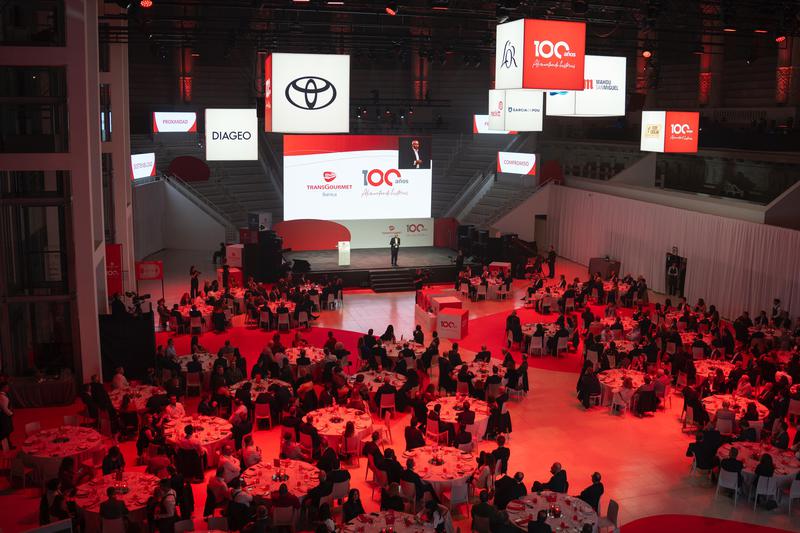 Director Lluís Labairu speaks at Transgourmet Ibèrica's centenary event at MNAC