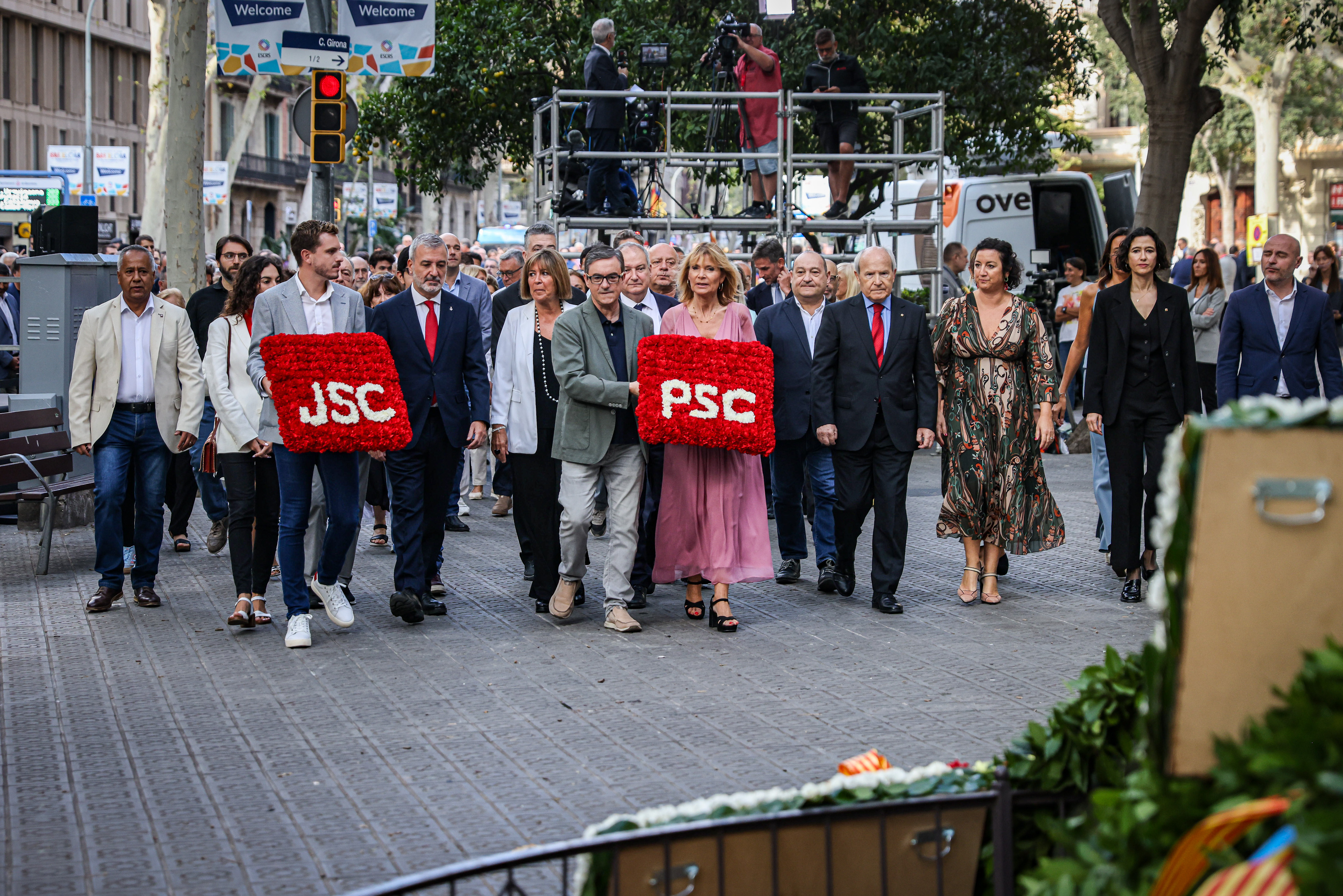 The Socialists delegation, including Barcelona mayor Jaume Collboni and former Catalan president José Montilla, during the floral tribute on September 11, 2024.