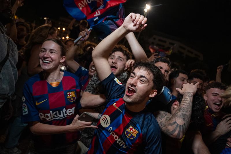 Barça fans celebrate the club’s 29th La Liga title at Plaça de Catalunya