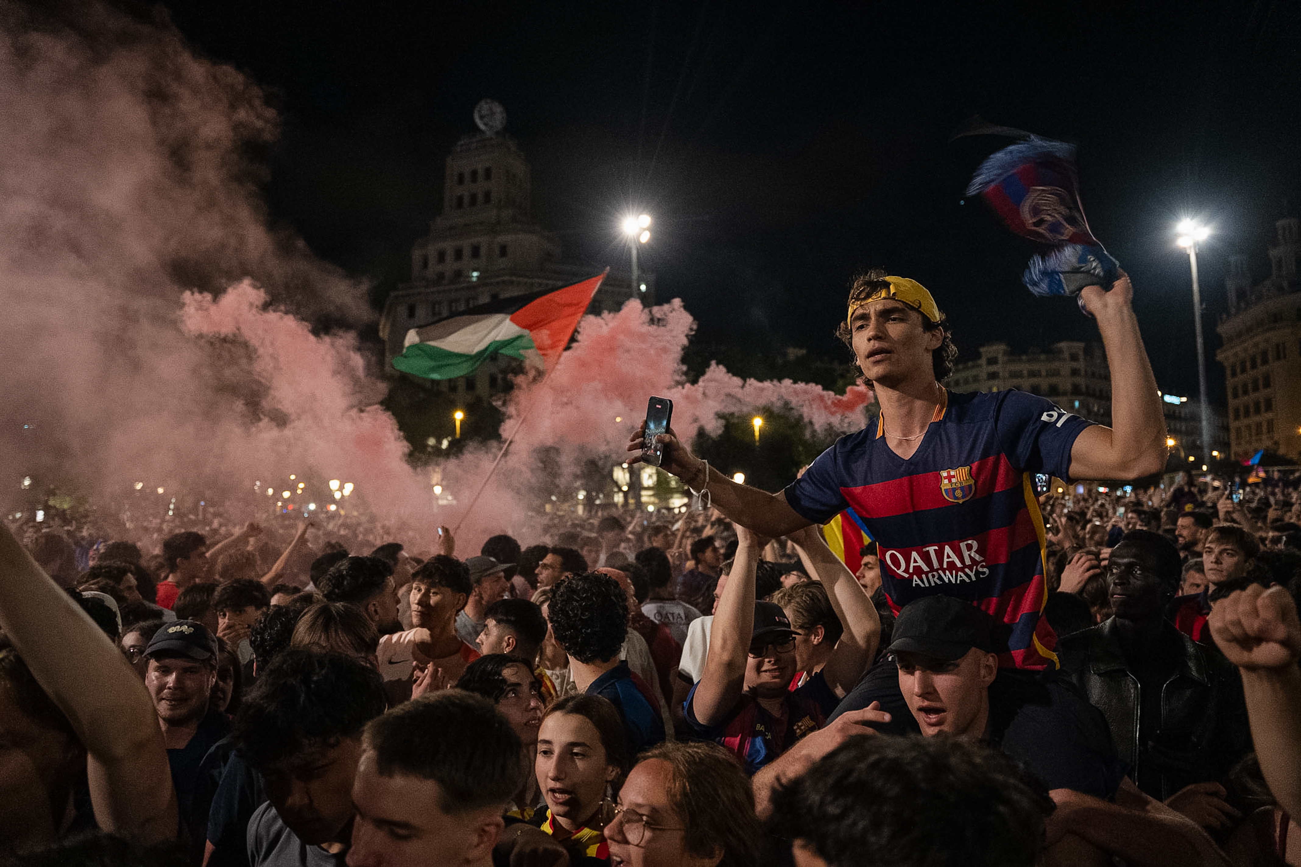 Barça fans celebrate the club’s 29th La Liga title at Plaça de Catalunya