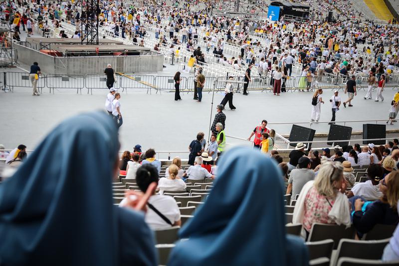 Arrenca a Montjuïc la vetlla d’espera al Papa amb 40.000 persones a l’Estadi Olímpic