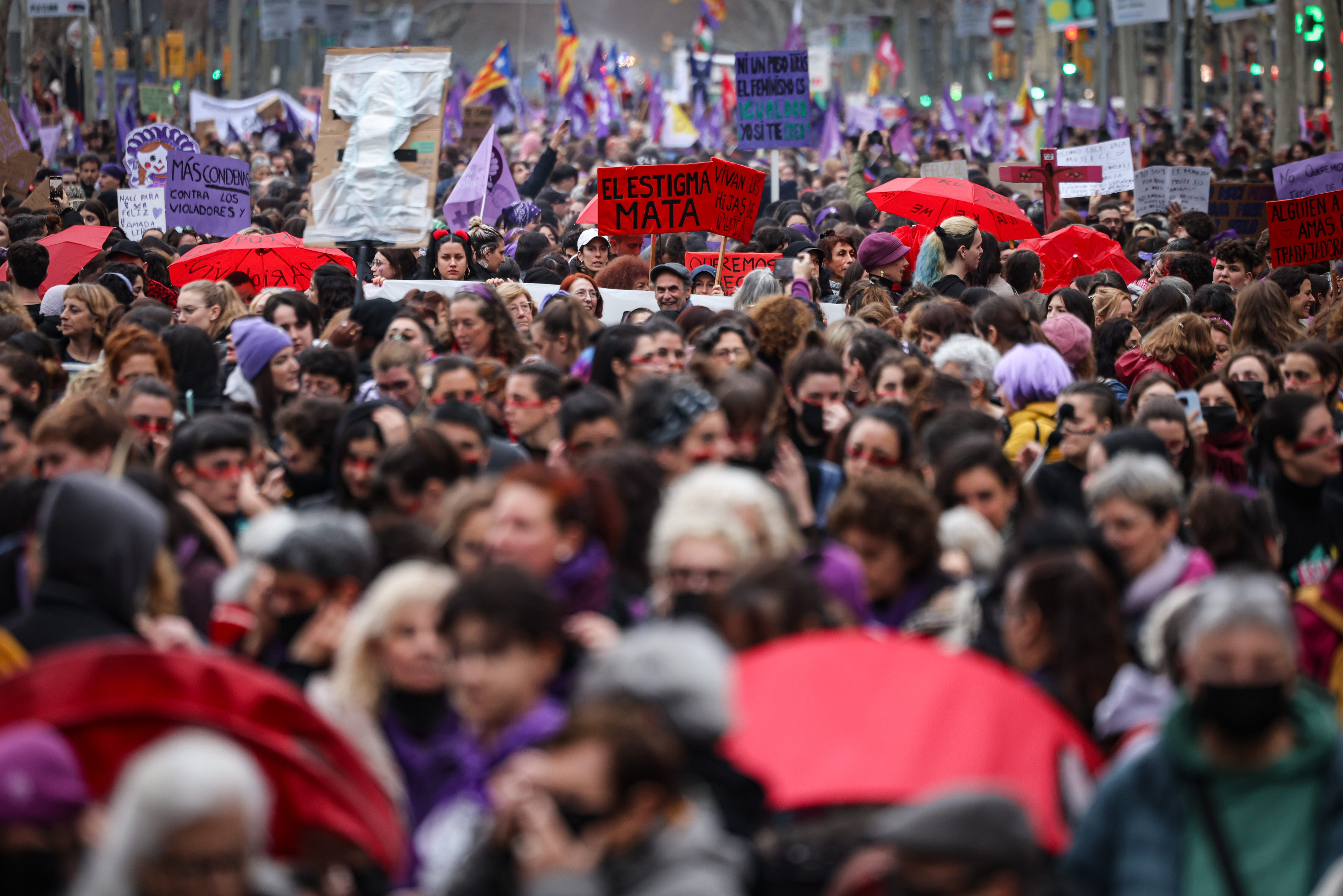 Thousands wearing purple demonstrated in Barcelona on March 8, 2025