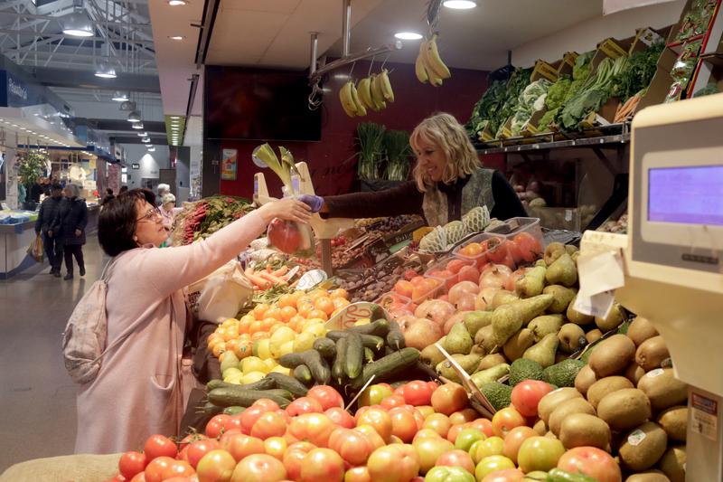 A person buys fruit and vegetables in the Sagarra market in Santa Coloma de Gramenet