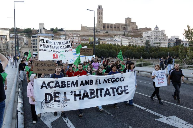 Unes 150 persones es manifesten a Lleida contra el "negoci de l'habitatge" i reclamen avançar cap a una vaga general