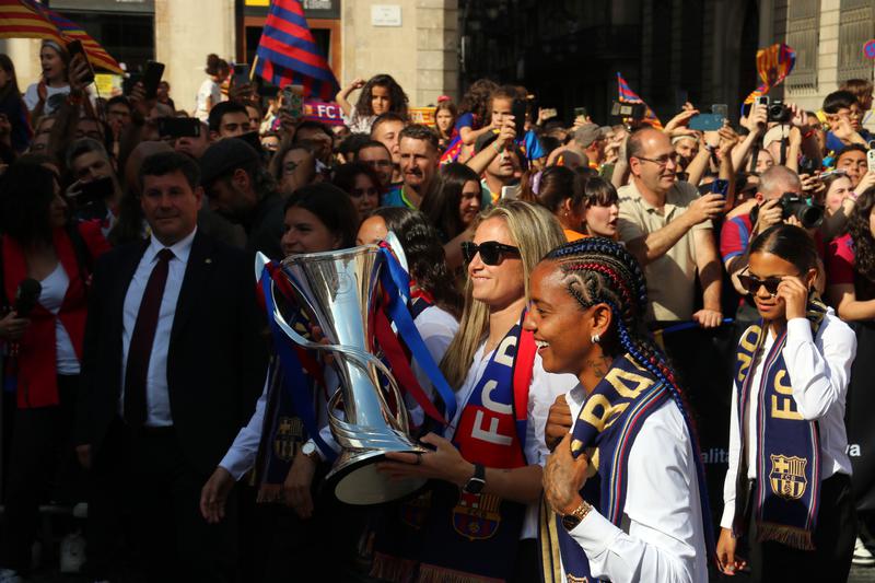 FC Barcelona Women's team carries the UEFA Champions League trophy during the celebration ceremony in Barcelona on June 4, 2023