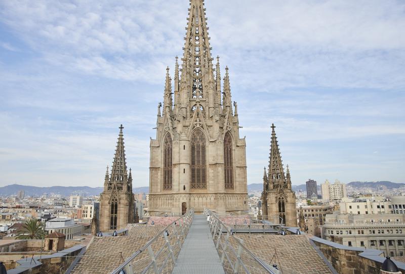 The Barcelona Cathedral now lets visitors walk around its terraces and enjoy a Barcelona viewpoint of 360º