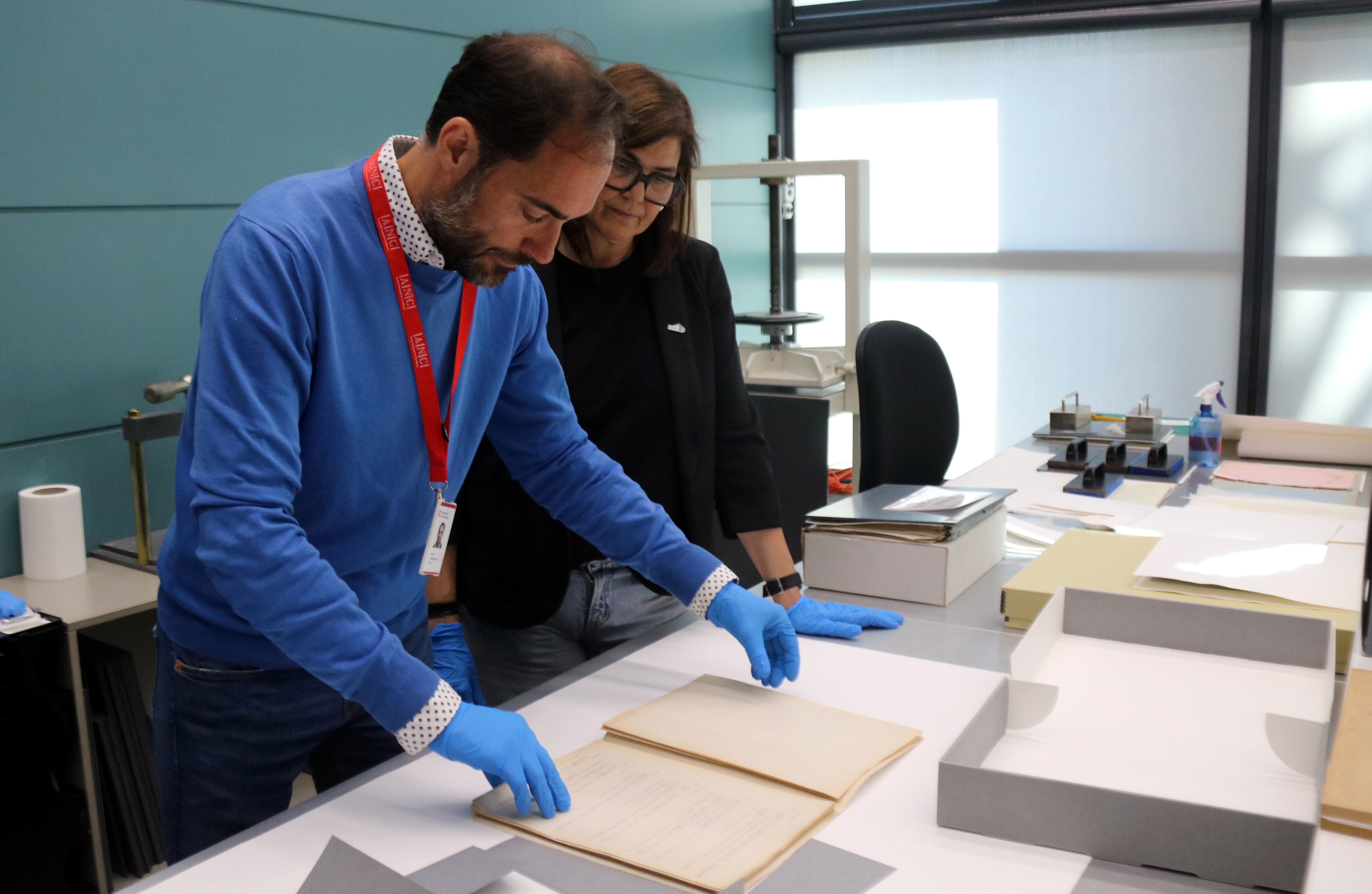 Pilar Cuerva and Enric Terradellas Prat consulting the diary in the conservation room of the National Archive of Catalonia