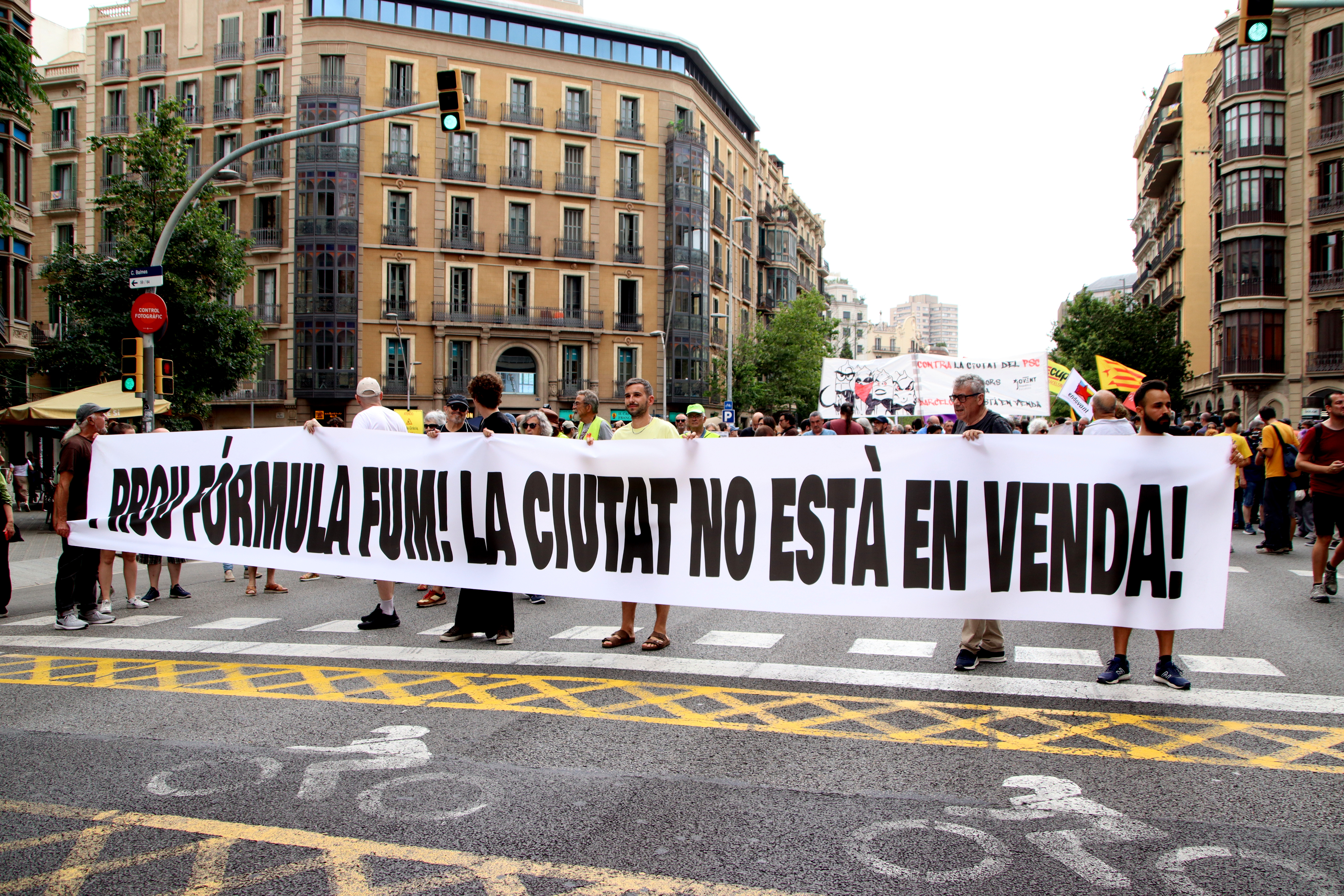 Veïns i entitats tallen el carrer Aragó