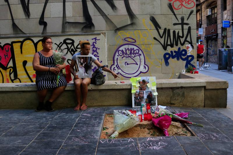 The makeshift memorial for Samira, the 20-year-old woman who died last week when a palm tree fell on her in Barcelona's Raval neighborhood