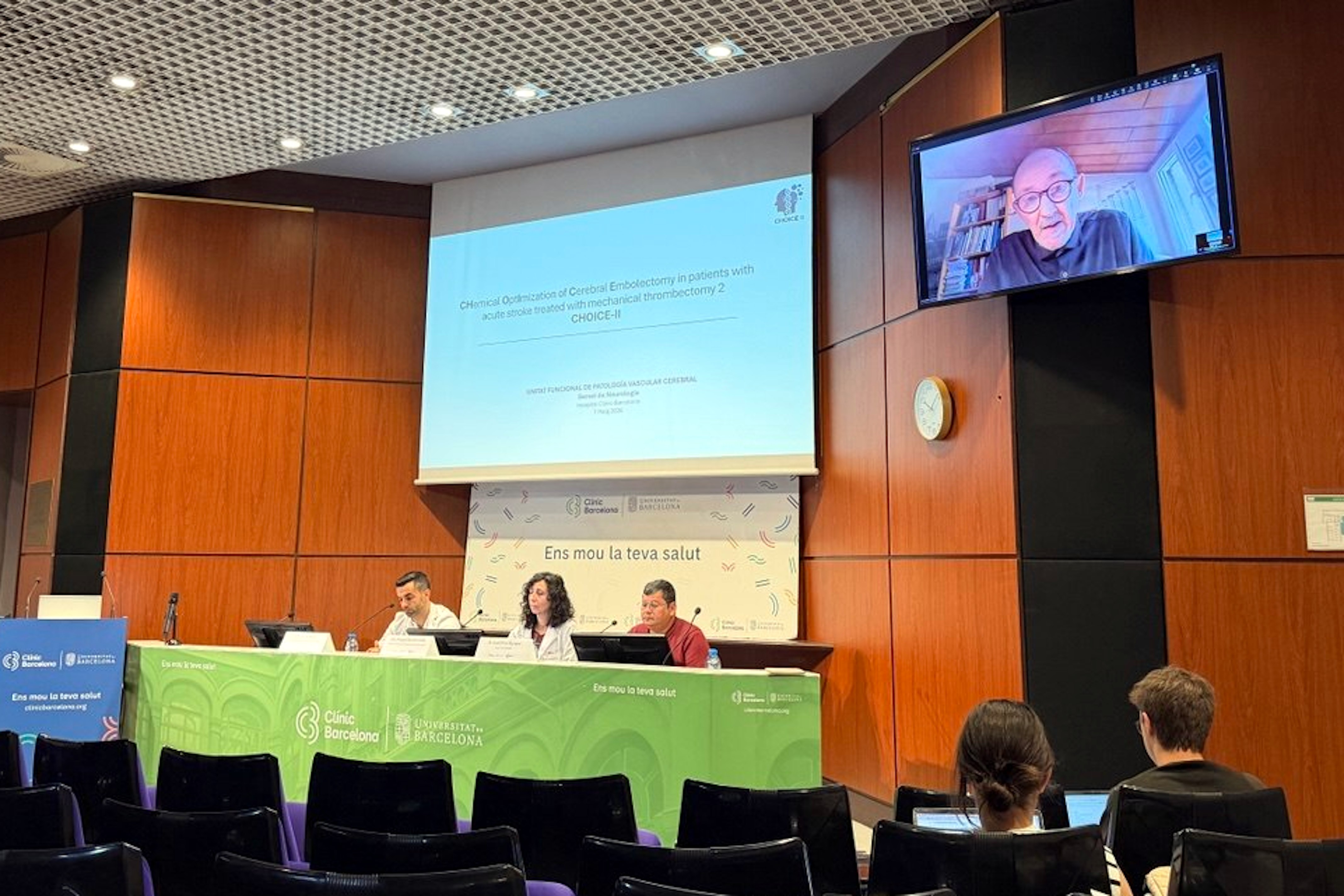 Dr Ángel Chamorro, head of Cerebrovascular Diseases at Hospital Clínic (on screen); neurologist Arturo Renú; Dr Raquel Sánchez-Valle, medical director of the centre; and Cupertino, a patient, during the presentation of the CHOICE-2 results
