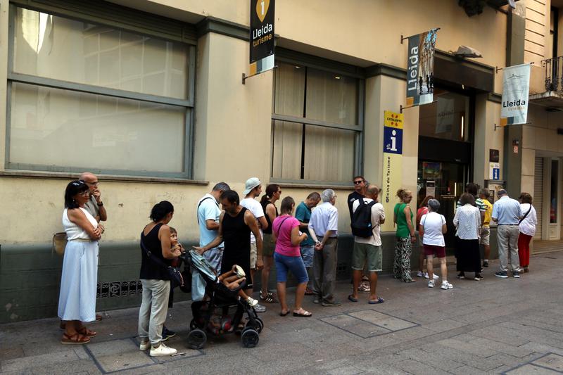 Febre per l'eclipsi a Lleida: la ciutat s'omple de turistes internacionals i de cues per aconseguir ulleres homologades