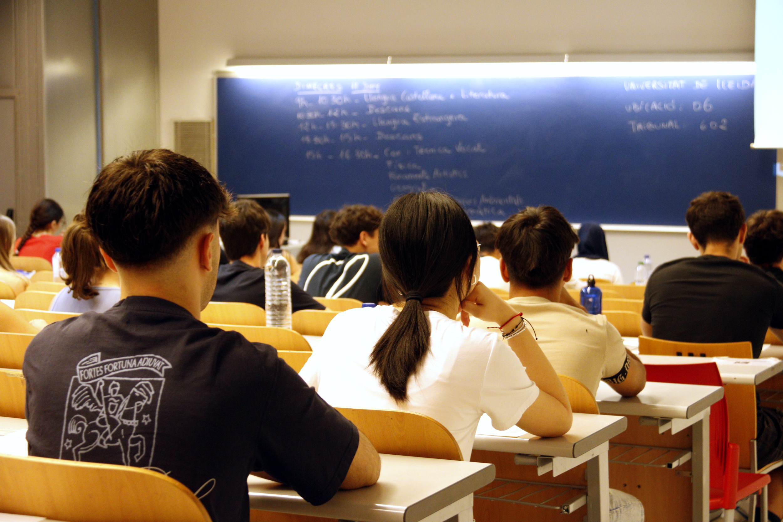 Alumnes abans de començar les PAU a la facultat de Dret, Economia i Turisme de la Universitat de Lleida (UdL).
