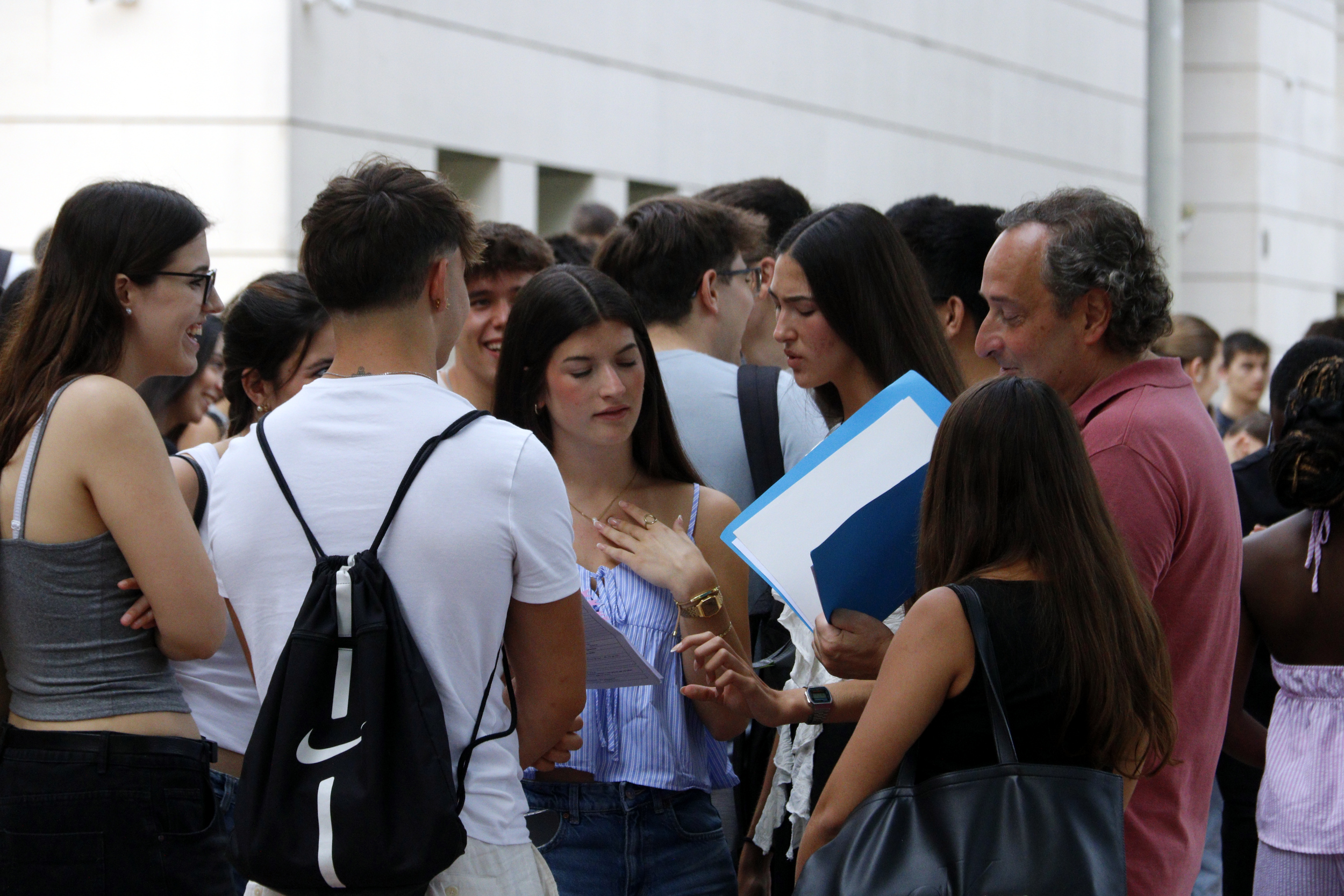 Alumnes preparats per entrar a la facultat de Dret, Economia i Turisme de la Universitat de Lleida (UdL) per examinar-se de les PAU.