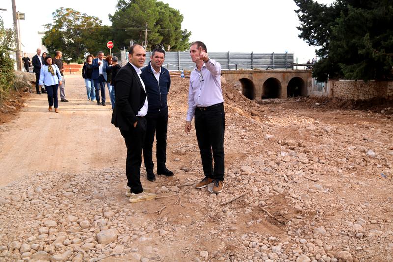 Presidency Minister Albert Dalmau visiting the cleaning works of the Suís de la Ràpita ravine
