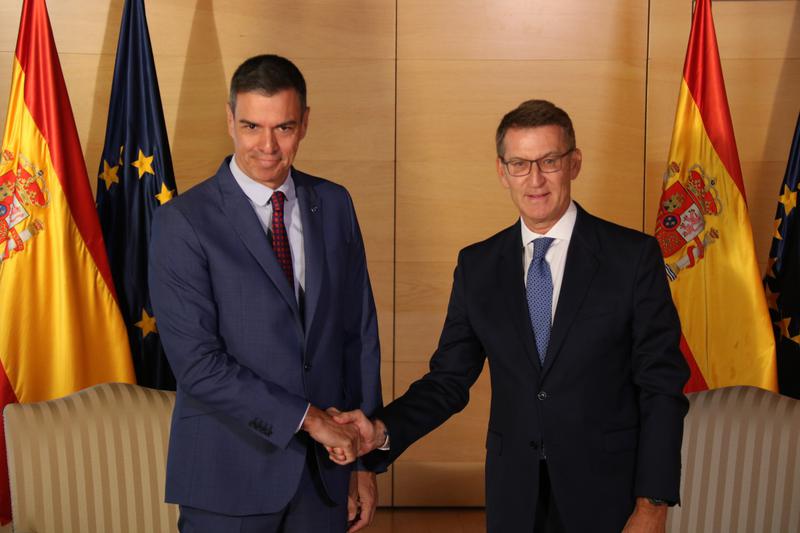 Socialist leader Pedro Sánchez meets with the People's Party head, Alberto Núñez Feijóo