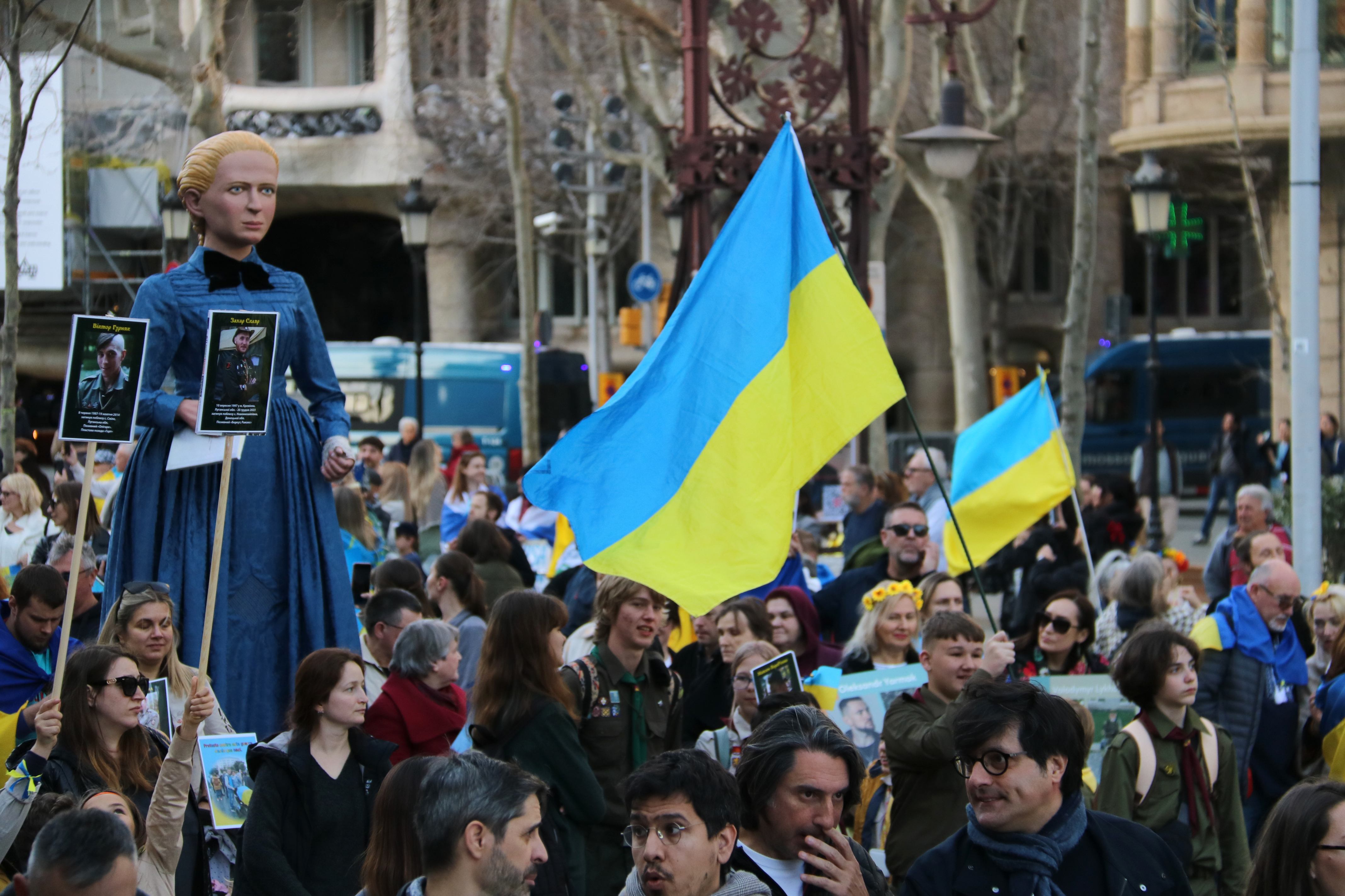 The Ukrainian community mobilizes in a demonstration against the Russian invasion