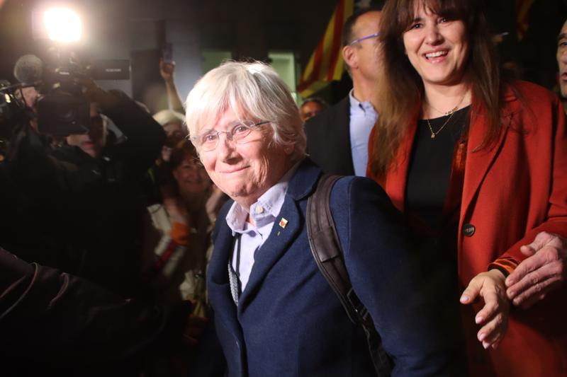 Catalan Junts MEP Clara Ponsatí smiles at the camera after appearing before a Barcelona judge on March 28, 2023 after her detention the day she returned to Catalonia