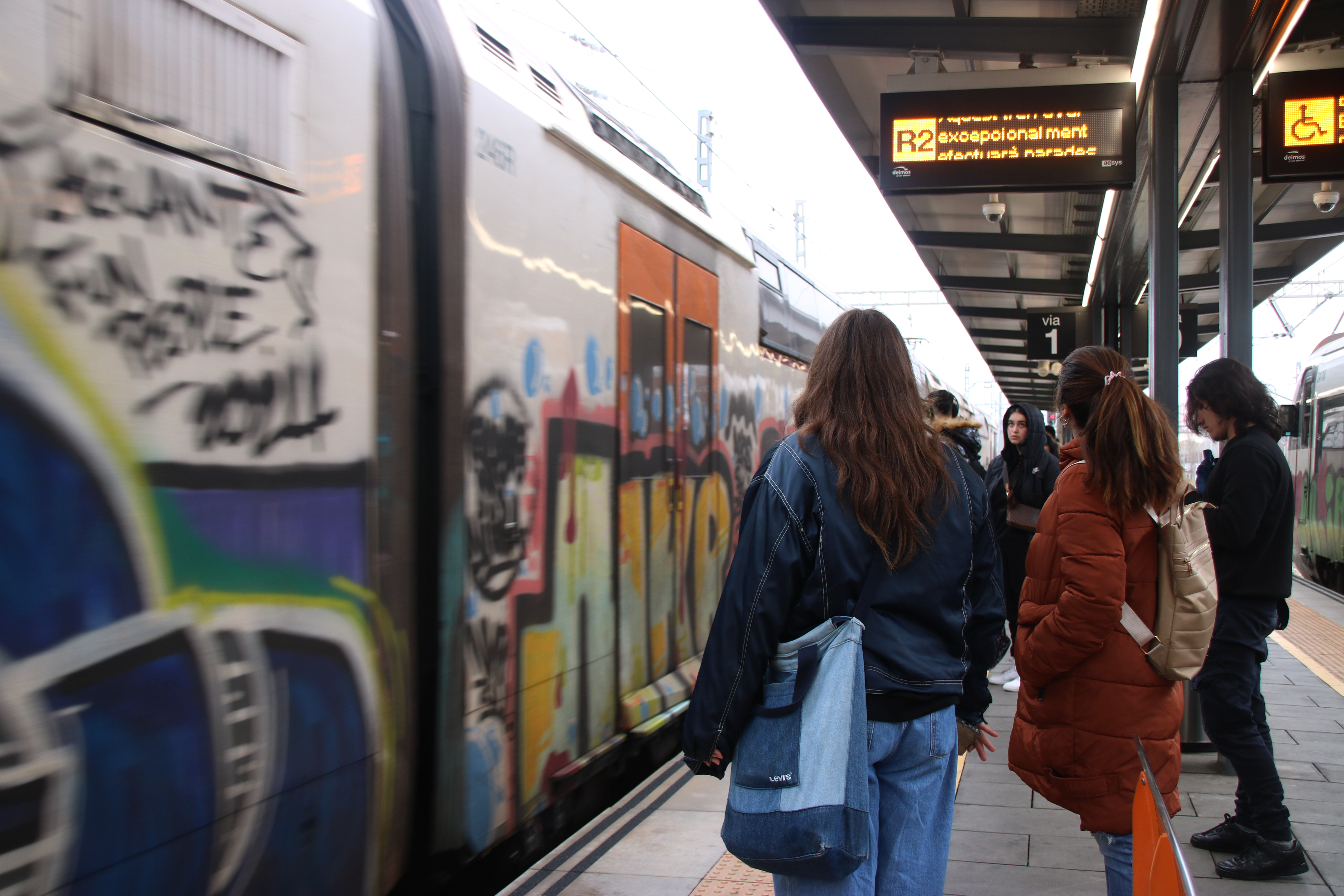 A train arrives at Sant Sant Vicenç de Calders after passengers were left waiting for an hour