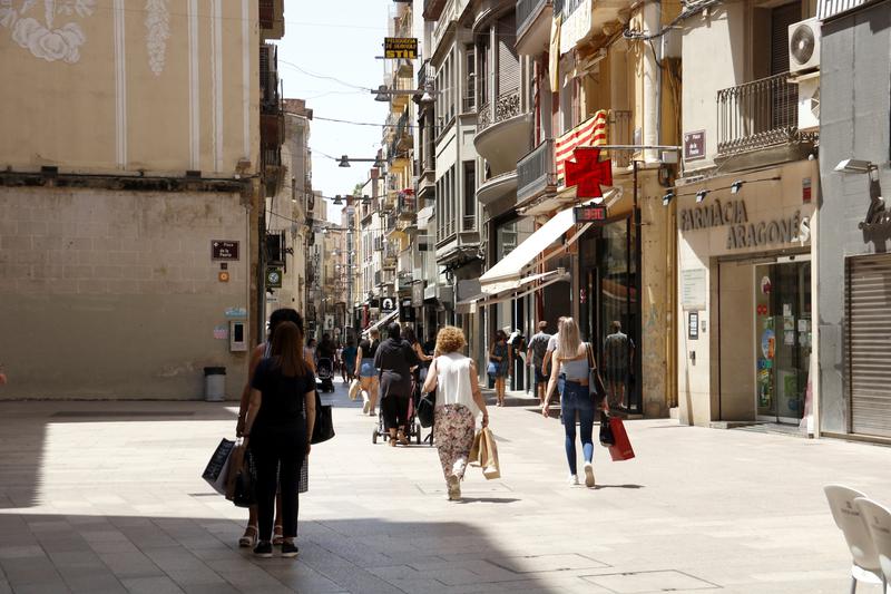 People shopping in Lleida in 33 degree heat