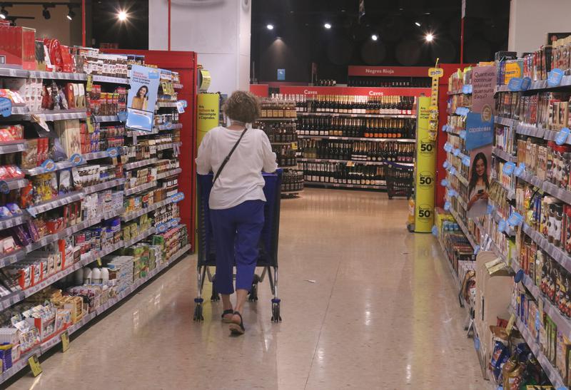 A woman buying in a Barcelona supermarket in August 2022