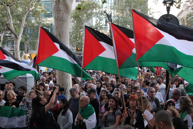 Several Palestinian flags in the Barcelona rally on October 11, 2023