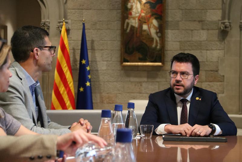 President Pere Aragonès speaks with Marc Sanjaume, head of the Clarity Act committee