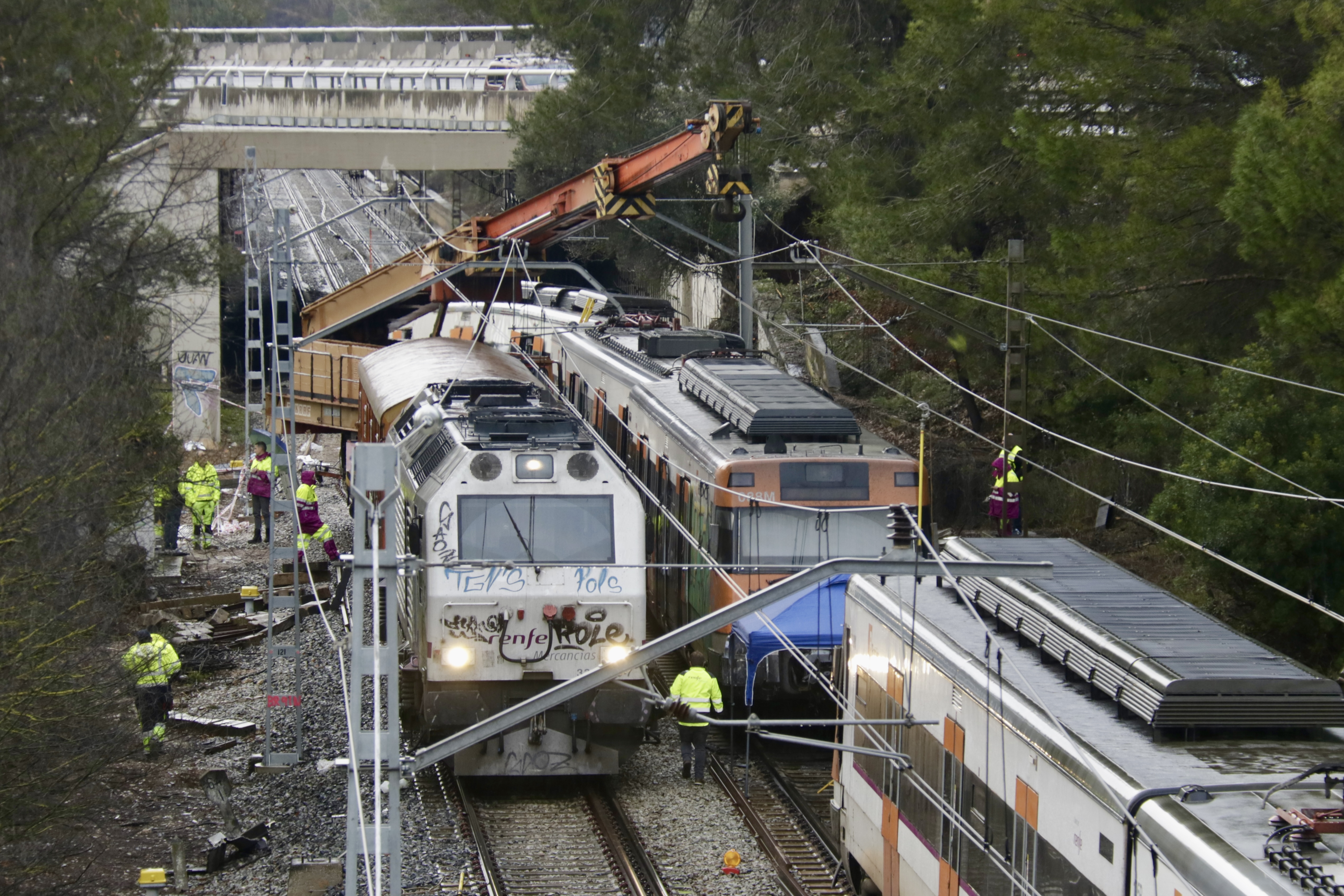 A large crane next to the R4 Rodalies train that impacted a wall in Gelida