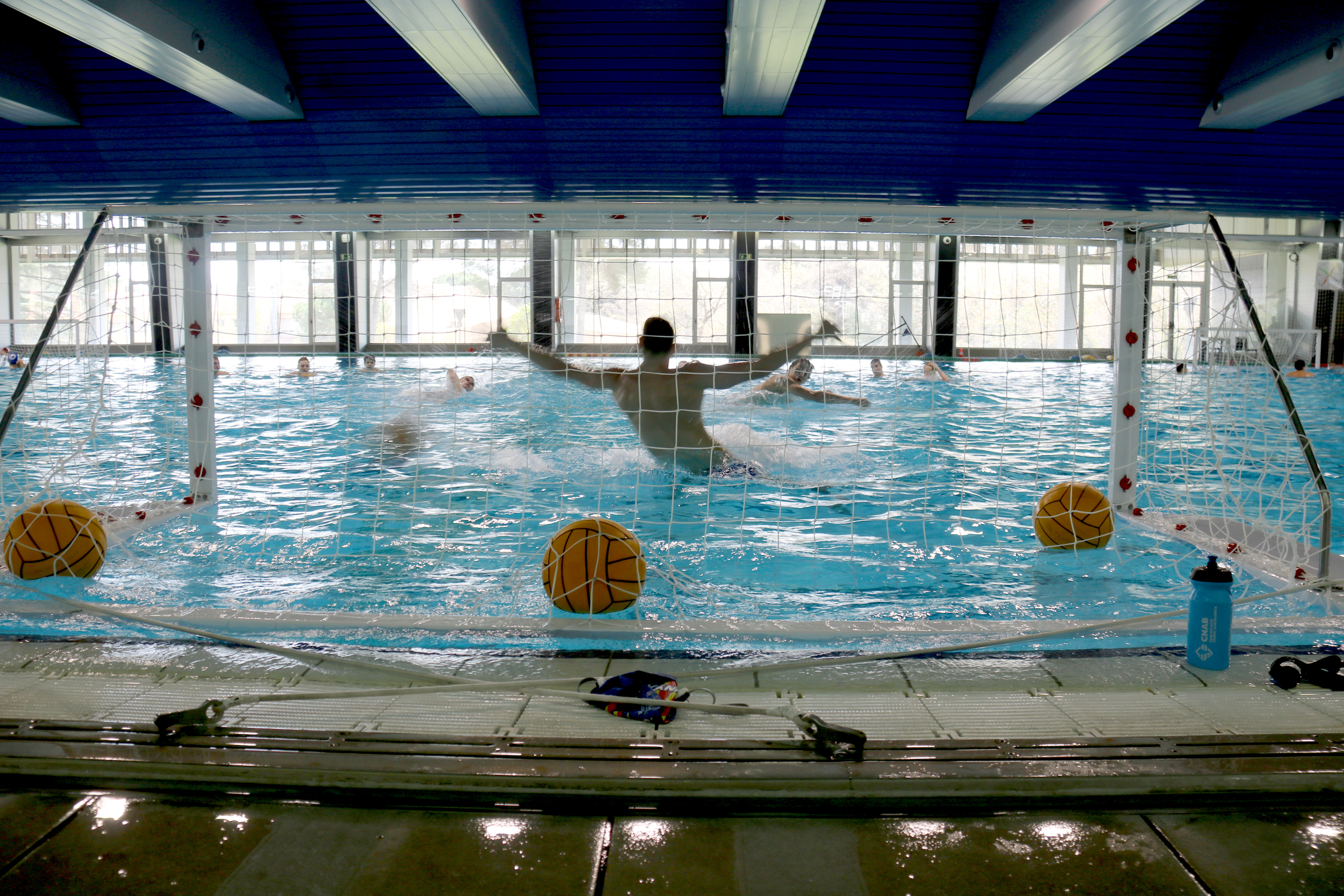 Els joves ucraïnesos mantenen el ritme d'entrenaments, ara al CAR de Sant Cugat del Vallès. Waterpolo players training at CAR, in Sant Cugat del Vallès