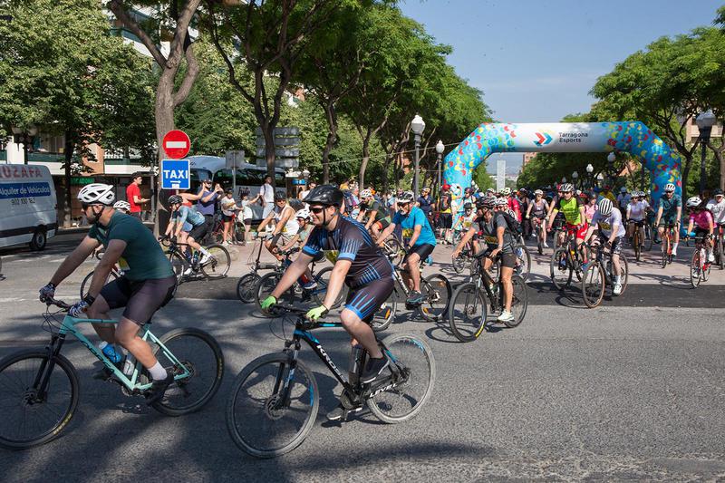 Image of the 'Bicicletada' bike race in Tarragona, taking advantage of the Tour de France's route through the city this year