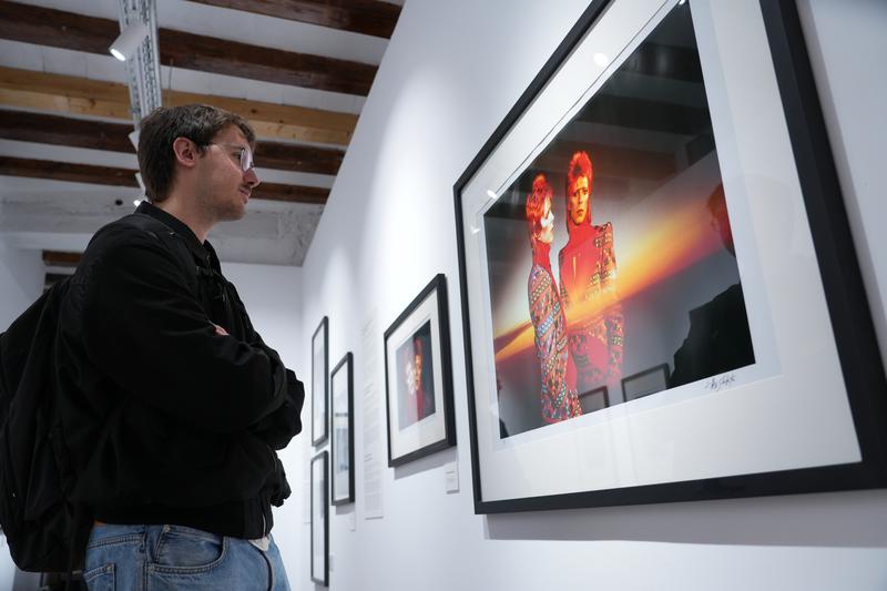 A visitor to the 'Bowie X Sukita' exhibition in Barcelona's FotoNostrum