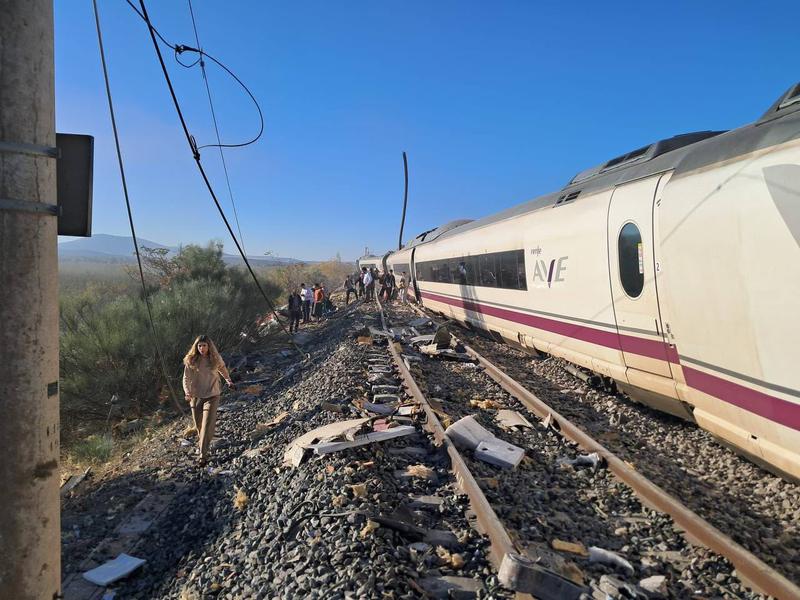 Rear-end collision between two high-speed trains between Mora and Urda, in Toledo province


